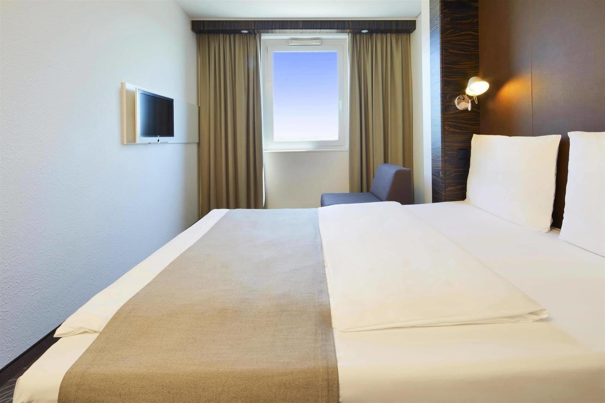 B&B Hotel Muenchen-Putzbrunn Extérieur photo